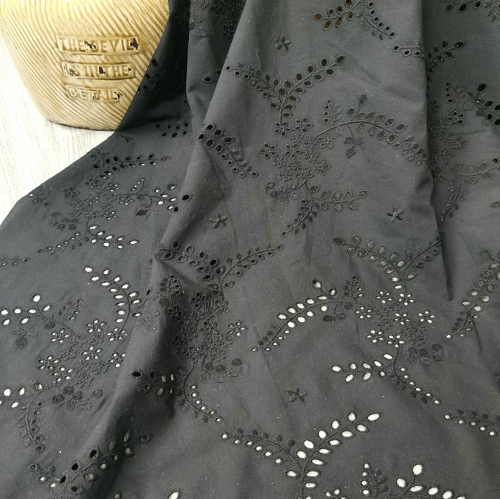 Sewing Eyelet Fabric - Hochwertiger, schwarzer, ausgehöhlter, bestickter Blumen-Spitzenstoff. Ösen-Sticktuch