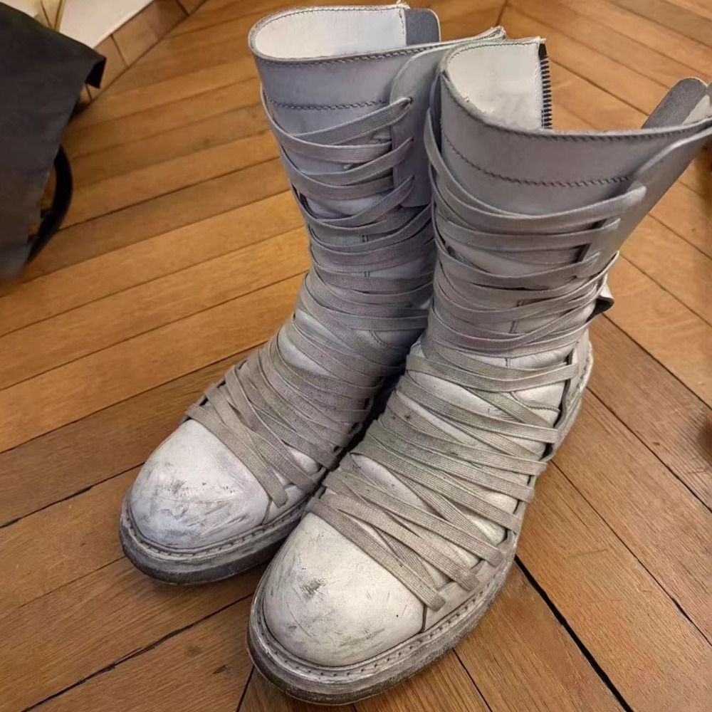 Sewing Zipper - Mehrfach gekreuzte weiße Wanderstiefel mit runder